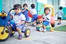 Outdoor play strengthens toddler confidence